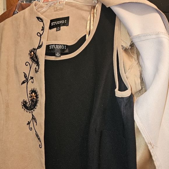 Jacket with matching top and 2 pair of slacks - Picture 2 of 5